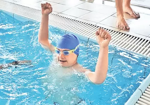 Nimic nu îl dă înapoi! Campion național la înot, se pregătește de Mondialul la schi