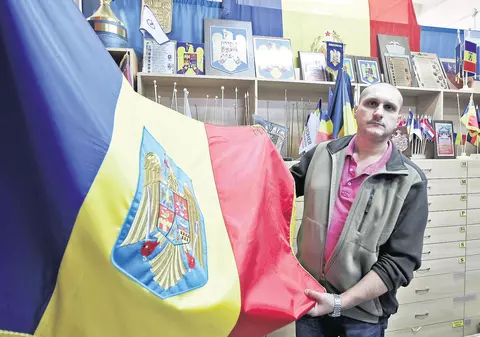 4.000 de steaguri pe zi | Înainte de 1 Decembrie, comenzile cresc în atelierele de confecționat drapele