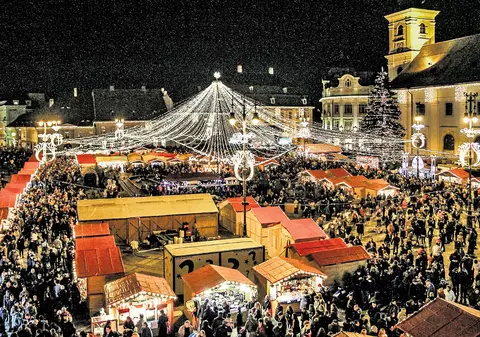 Încă un pic şi vine Moşu’! La Sibiu s-a deschis Târgul de Crăciun, iar Piaţa Mare e luminată feeric, de vineri seară