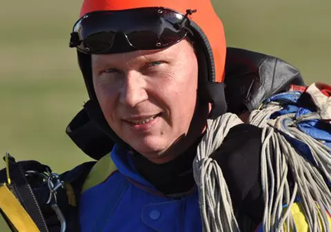 Sute de mesaje de încurajare pentru instructorul paraşutist Adrian Constandache: «Te vrem lângă noi! Ești puternic și vrem să reușești!»