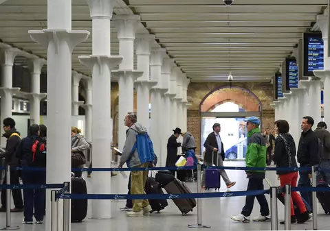 Francez arestat de autorităţi pe un aeroport britanic pentru posesie de armă