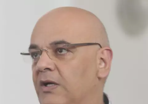 Maşina lui Raed Arafat, lovită uşor de un autobuz