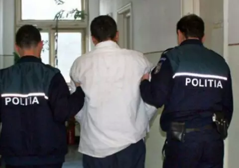 Bărbat reținut în București, după ce a încercat să vândă o armă cu muniție letală