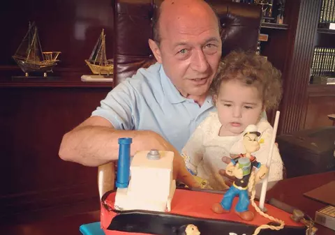 Cum îşi petrece TRAIAN BĂSESCU ziua de naştere. Cine îi va fi alături şi care a fost primul cadou pe care l-a primit