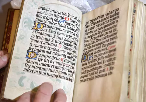 De necrezut! O pagină din Noul Testament, veche de 2000 de ani, scoasă la vânzare pe eBay