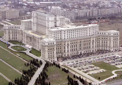Geamantan suspect în centrul Capitalei, în apropiere de Palatul Parlamentului. Pirotehnicii au anunţat că era gol