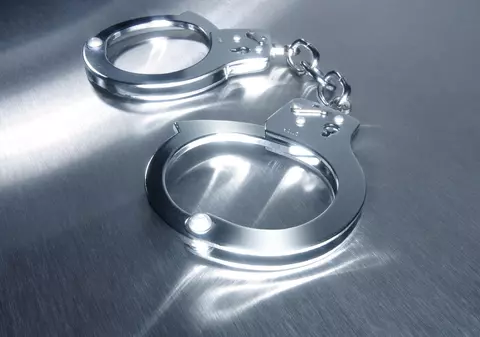 Un poliţist şi un jandarm din Braşov, acuzaţi că au ucis în bataie un bărbat şi l-au aruncat în boscheţi, condamnaţi cu suspendare