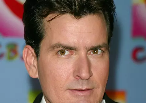 Charlie Sheen, filmat în timp ce-i face sex oral unui bărbat