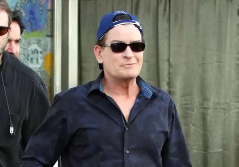 Charlie Sheen a dat 10 milioane de dolari să NU SE AFLE că are HIV | FOTO