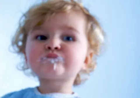 Un copil de un an, la un pas de moarte din cauza unui produs pe care îl avem cu toții în casă