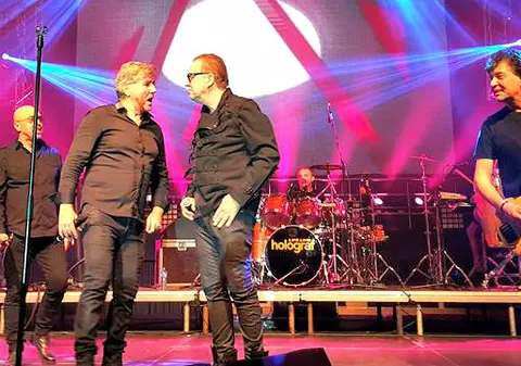 Au îngropat securea războiului după 29 de ani! Sâmbătă, Cotabiță a urcat pe scenă alături de Holograf, fostul său grup