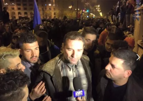"La Casa Poporului se întâmplă ceva foarte ciudat." Ieri, un grup de instigatori i-a dirijat pe protestatari la Parlament