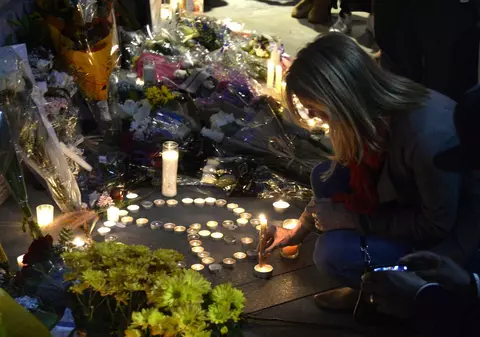 "E declarată o situaţie de război în Franţa". O jurnalistă şcolită şi stabilită în Paris vorbeşte despre teroarea din Paris