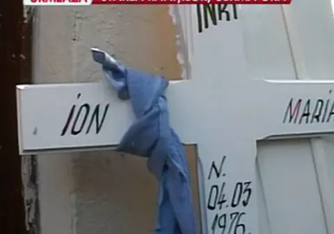 Durere de nesuportat la înmormântarea femeii de serviciu din Colectiv! Tatăl ei a leșinat | FOTO & VIDEO