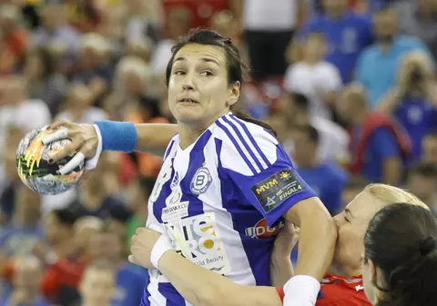 Liga Campionilor la handbal feminin. Prea mici pentru un război atât de mare. CSM Bucureşti a fost bătută, acasă, de campioana Europei, Buducnost. Cristina Neagu, cea mai bună de pe teren