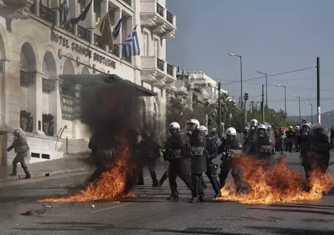 Confruntări violente între poliţie şi manifestanţi la Atena! GALERIE FOTO