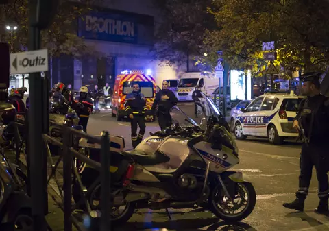 ATACURI TERORISTE la Paris. Mărturii de COȘMAR: ”E măcel. Oamenii zăceau morți, pe jos”