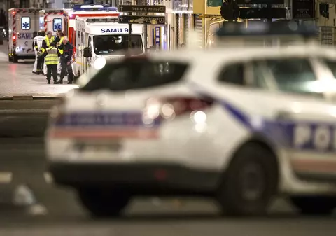 A fost găsit un telefon mobil folosit în atacurile de la Paris! Ce mesaj au trimis teroriștii înainte de atac! | FOTO