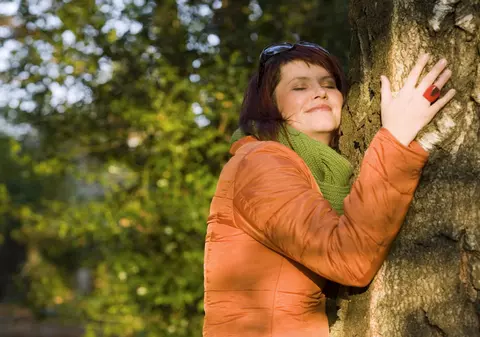 INCREDIBIL! Ce se întâmplă dacă îmbrățișezi un copac