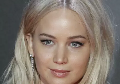 VIDEO | Jennifer Lawrence a căzut din nou pe covorul roșu