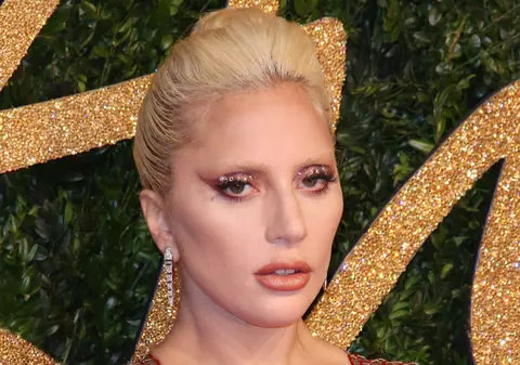 Lady Gaga, normală și feminină pe covorul roșu! | FOTO