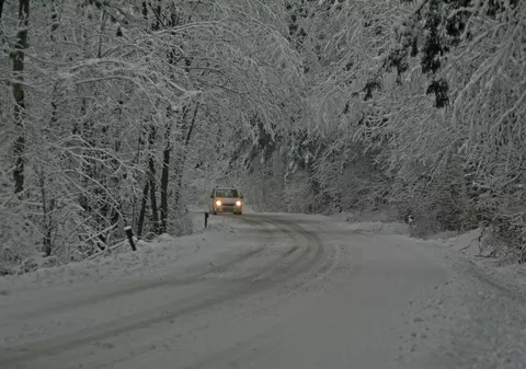 AVERTISMENT METEO PENTRU ASTĂZI ŞI MÂINE. Vom avea VÂNT, PRECIPITAŢII MIXTE ŞI POLEI