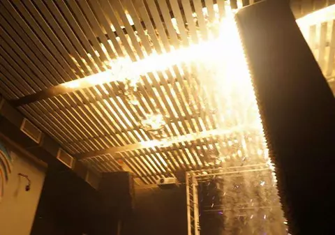 O nouă imagine din "clubul groazei" a fost făcută publică. Momentul în care flăcările se întind pe tavan