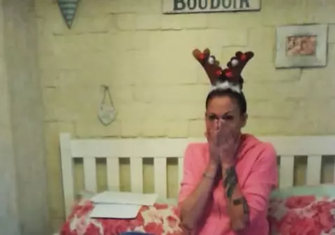 Cadoul bizar al unui bărbat, pentru iubita care l-a înşelat. Ce a pus-o să facă | VIDEO 