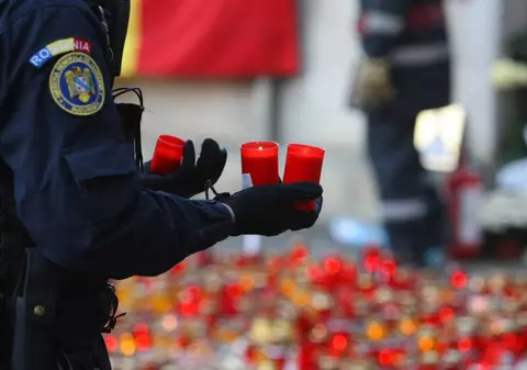 Cinci saci cu telefoane mobile şi haine, ridicaţi de criminalişti din clubul Colectiv