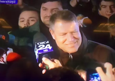 A șasea zi de proteste | Klaus Iohannis a ajuns în Piața Universității | FOTO