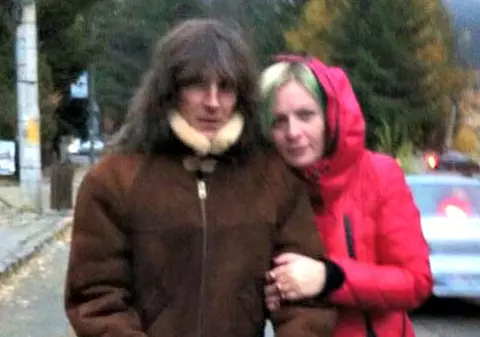 Rocker dur pe scenă, tată afectiv pe stradă. Ce frumos e băiețelul lui Kempes!  FOTO EXCLUSIV