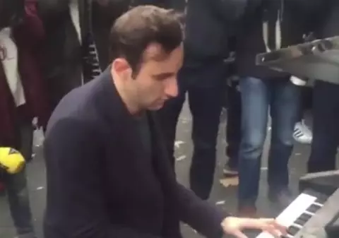 ATENTAT PARIS | Moment emoţionant în faţa sălii de concerte în care au fost ucişi 87 de oameni VIDEO 