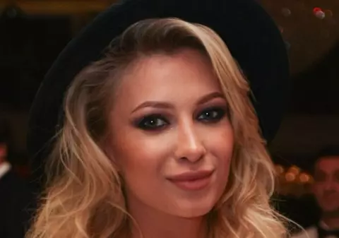 Lora, decolteu uriaş la un eveniment monden. A atras toate privirile cu această ţinută | FOTO 