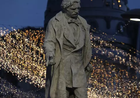 Luminiţele de Sărbători s-au aprins în Bucureşti. Trei milioane de beculeţe strălucesc în Capitală. GALERIE FOTO