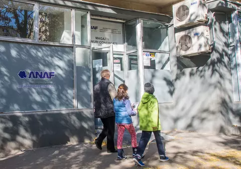 Chilipiruri de la Fisc! Decorațiuni de Crăciun, scutere, căciuli groase și geci de iarnă la prețuri mici