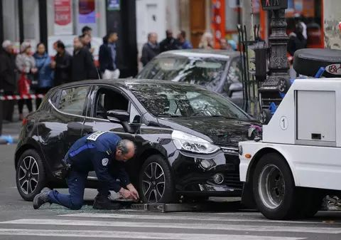 ATENTATE PARIS | Autoritățile franceze au descoperit un autoturism care ar putea fi implicat în atacuri 