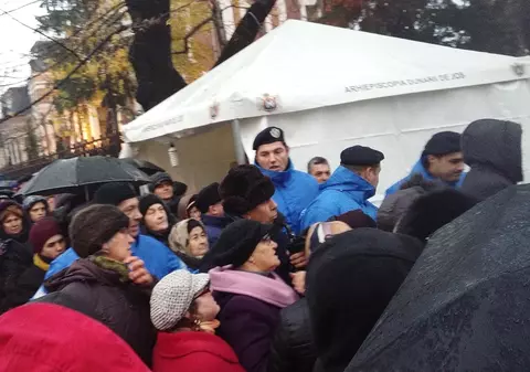 O mie de oameni prin frig și ploaie, ca să se închine la moaște