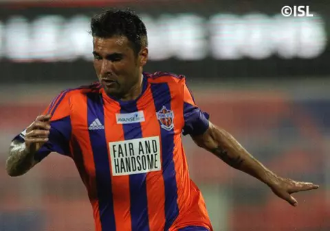 Adrian Mutu a semnat până în vară cu ASA Tg. Mureș. Are contract pentru Euro 2016. S-a tras aproape de actuala soție. La nunta din Cuba, un coleg de a ASA i-a fost cavaler de onoare. Luni pleacă în Turcia cu mureșenii