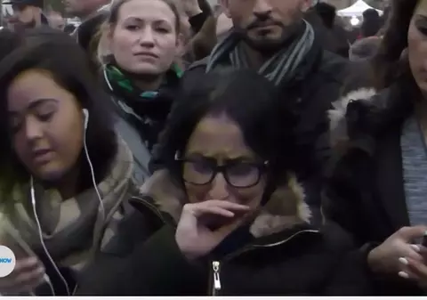 ATENTATE PARIS | Ce i-a rugat un musulman legat la ochi pe parizieni. Lumea a izbucnit în lacrimi | VIDEO
