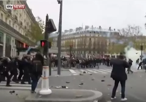 Incidente violente în Paris. Poliţia a intervenit cu gaze lacrimogene