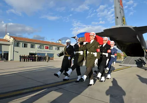 Turcia a predat Rusiei trupul neînsuflețit al pilotului ucis după doborârea avionului SU-24