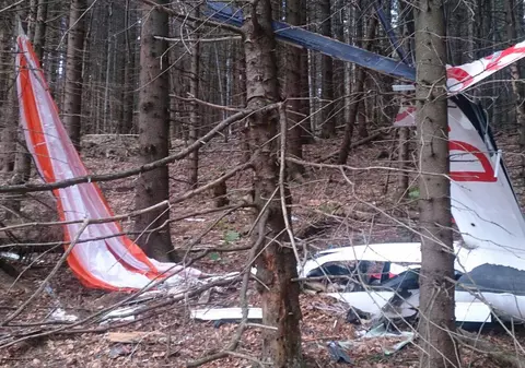 Planorul PRĂBUȘIT: Epava nu a putut fi ridicată cu elicopterul din cauza vremii
