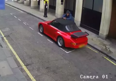 Cine mai e ca el? Un hoț din Marea Britanie a încercat să fure două automobile Porsche în doar 20 de minute | VIDEO