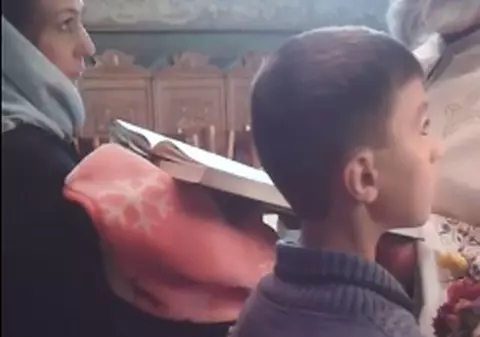 Imagini incredibile la un botez. Preotul se enervează pe o enoriaşă şi o ceartă în biserică | VIDEO