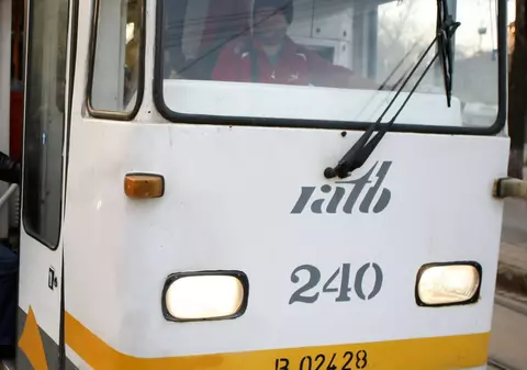 Trafic restricţionat şi rute RATB deviate sâmbătă şi marți, pentru repetiţia şi parada de 1 Decembrie