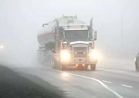 Cum conduci mașina în condiții de ceață și umezeală