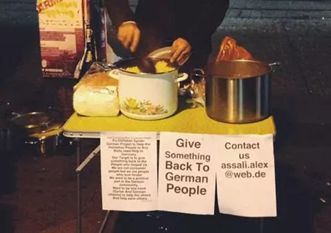 Un refugiat hrănește boschetarii din Berlin