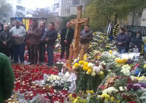 Parastas de 9 zile, pentru tinerii decedați, ținut în fața clubului Colectiv | FOTO&VIDEO