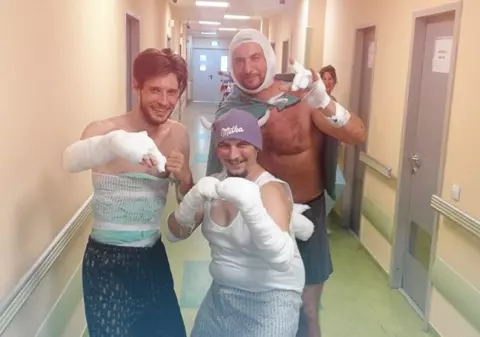 Trei dintre răniții din colectiv fac haz de necaz. Uite ce poză haioasă au postat pe Facebook!