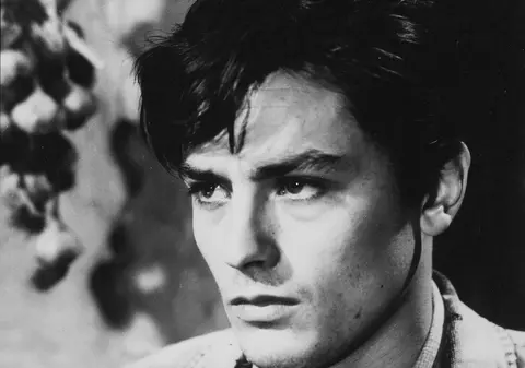 Alain Delon a împlinit 80 de ani! Cum arăta actorul în tinerețe! | FOTO